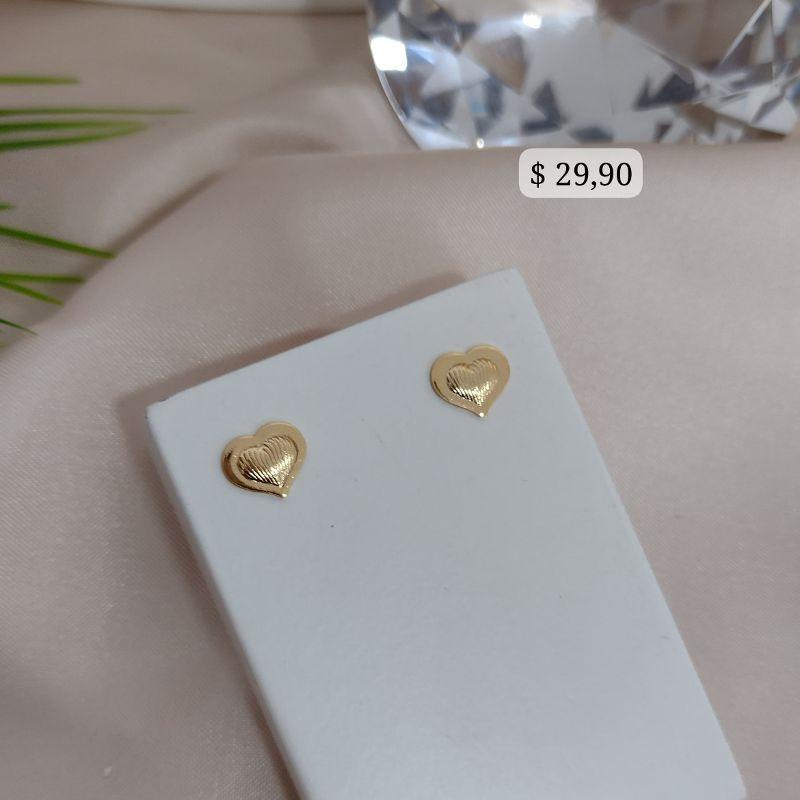 BRINCO CORAÇÃO LISO NA BORDA COM DETALHES LISTRADO NO MEIO