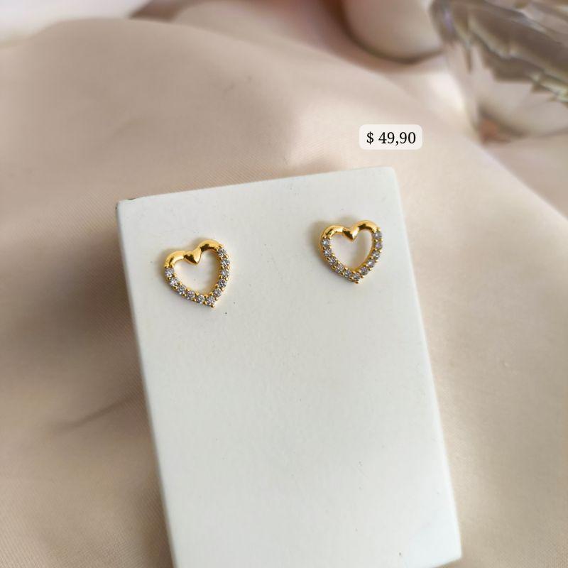 BRINCO CORAÇÃO LISO NA PARTE DE CIMA E CRAVEJADO NA PARTE DE BAIXO