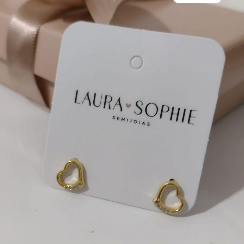 BRINCO CORAÇÃO VAZADO COM 3 PEDRAS DE ZIRCONIA