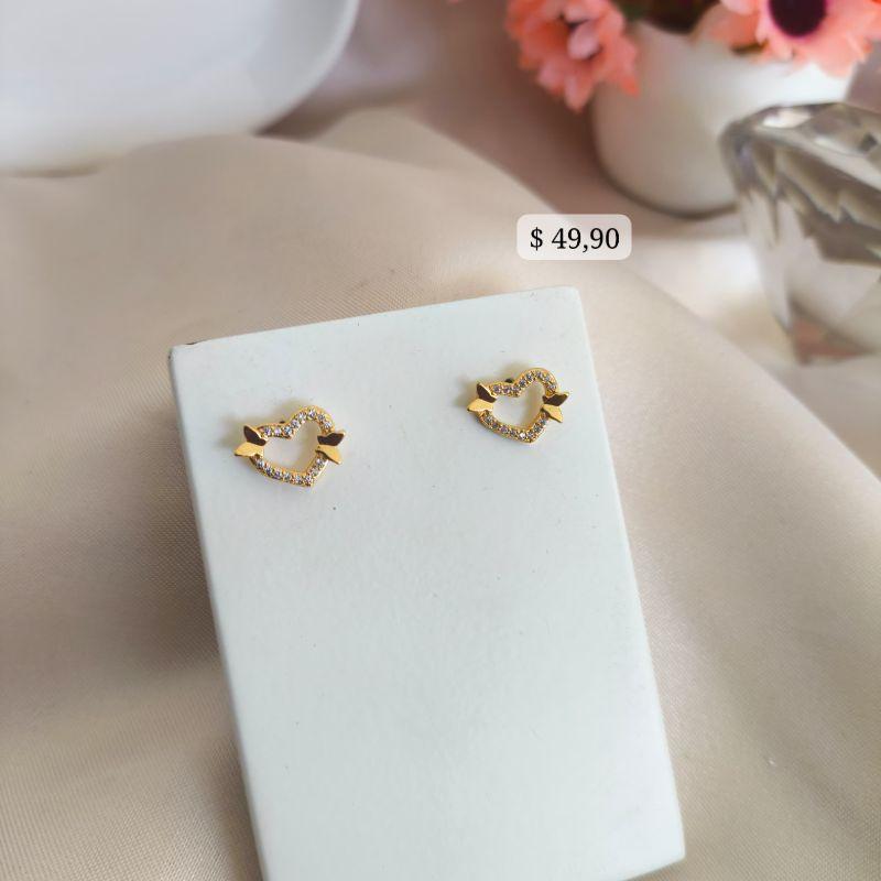 BRINCO CORAÇÃO VAZADO CRAVEJADO EM MICRO ZIROCNIA E 2 BORBOLETAS LISAS