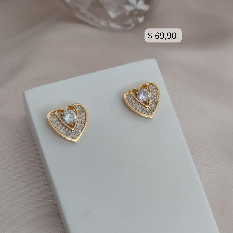 BRINCO DE CORAÇÃO COM PEDRA NO MEI OE CRAVEJADO EM MICRO ZIRCONIA AO REDOR