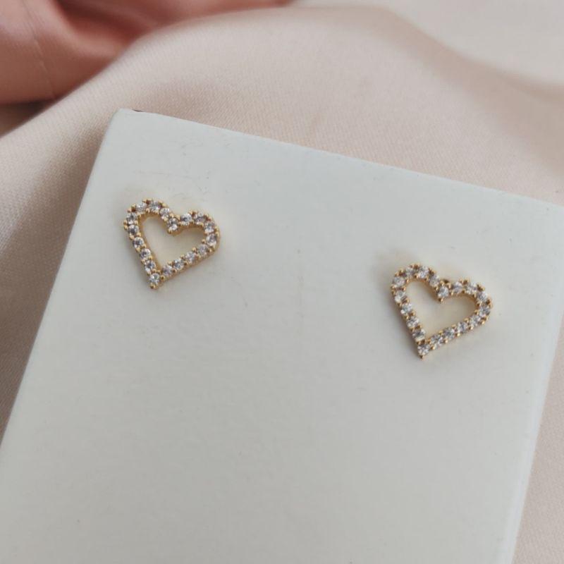 BRINCO DE CORAÇÃO CRAVEJADO EM MICRO ZIRCONIA VAZADO