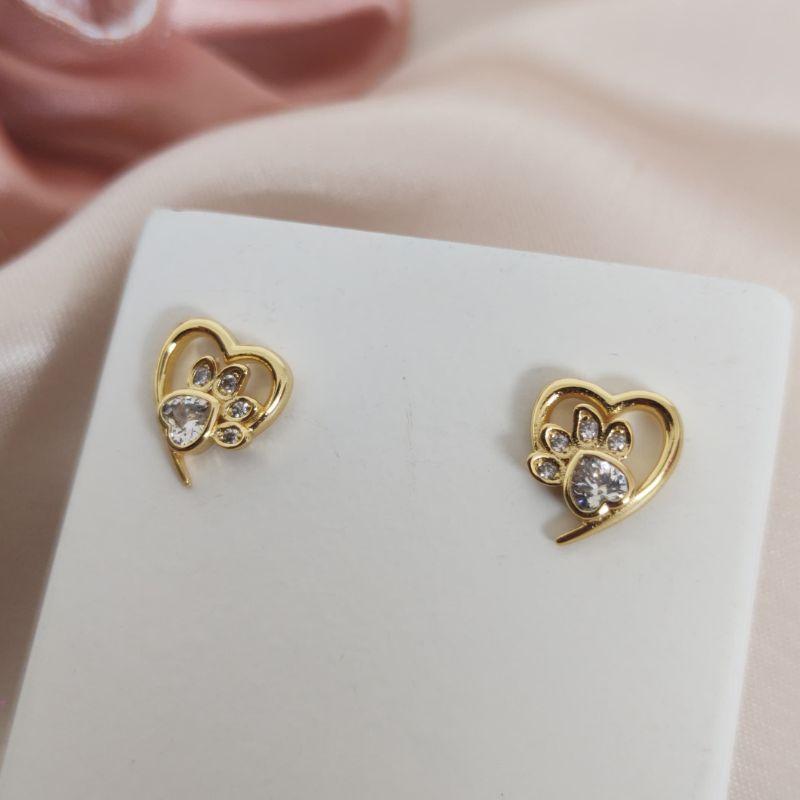 BRINCO DE CORAÇÃO VAZADO COM PATINHA CRAVEJADA EM MICRO ZIRCONIA NO CENTRO