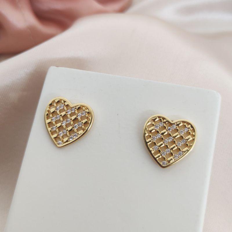 BRINCO DE CORAÇÃO VAZADO E CRAVEJADO EM MICRO ZIRCONIA