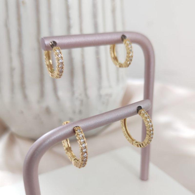 BRINCO DUPLO DE ARGOLA COM 1 FILA DE ZIRCONIA COM DETALHES NA LATERAL