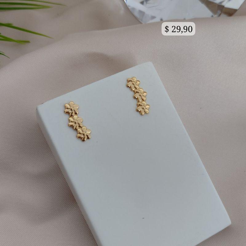 BRINCO EARCUFF COM 3 FLORES LISAS