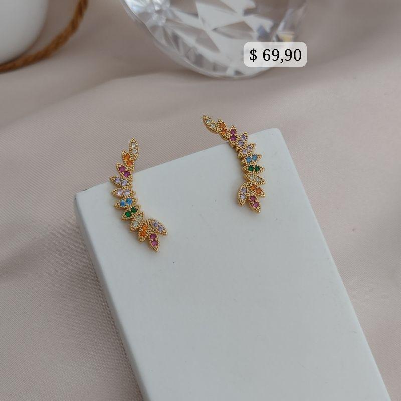 BRINCO EARCUFF EM FORMA DE ASA CRAVEJADO EM MICRO ZIRCONIA COLORIDAS