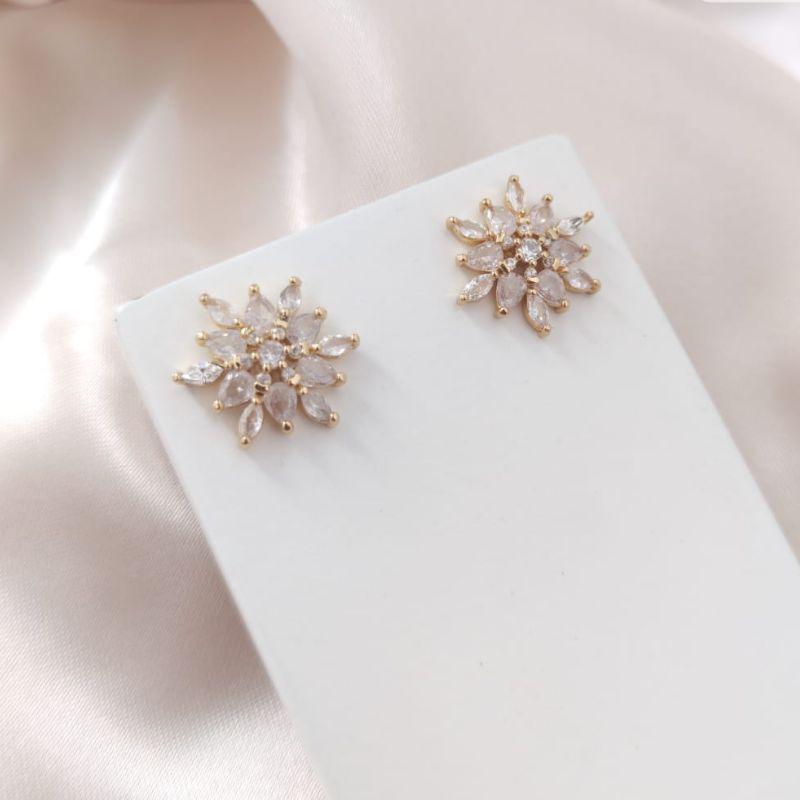 BRINCO EM FORMA DE FLOR CRAVEJADO EM MICRO ZIRCONIA