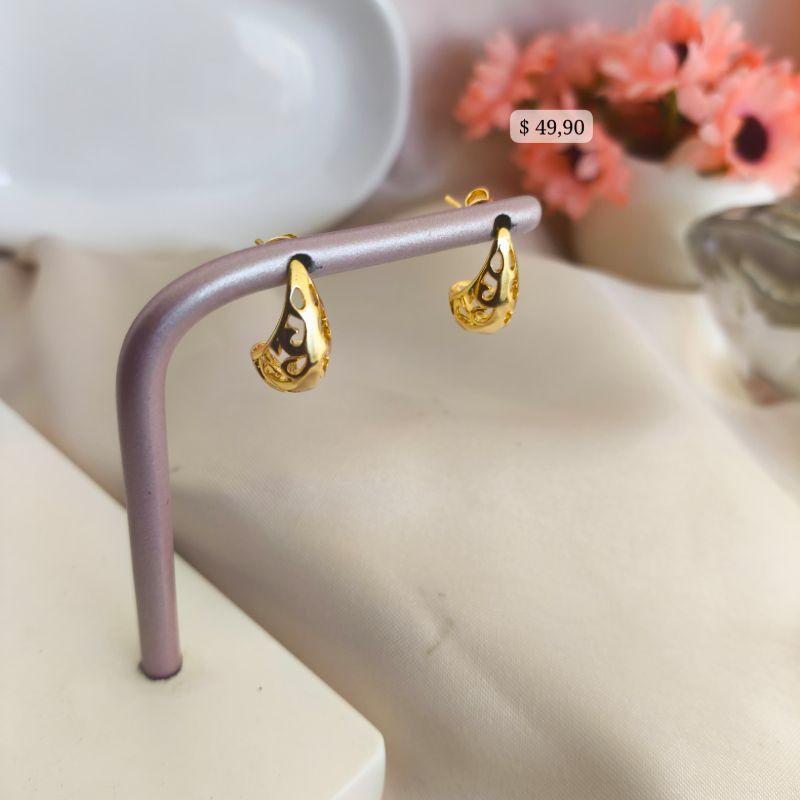 BRINCO EM FORMA DE GOTA CHEIA DE DETALHES VAZADA