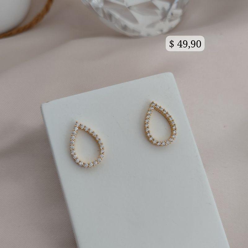 BRINCO EM FORMA DE GOTA CRAVEJADO EM MICRO ZIRCONIA AO REDOR