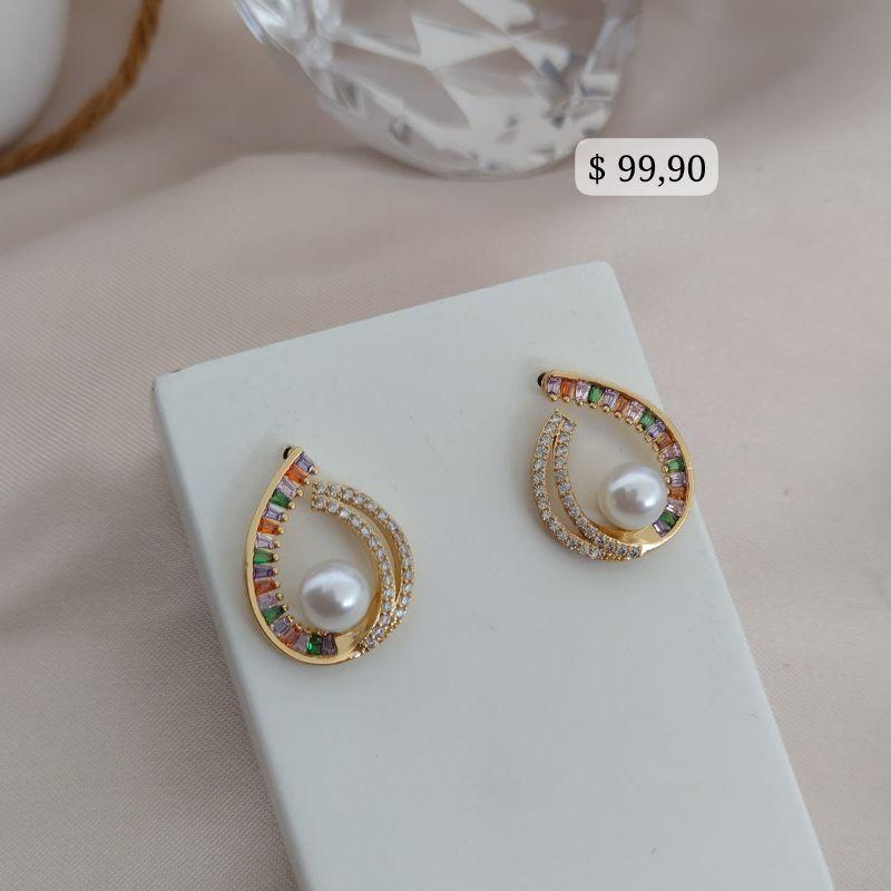 BRINCO EM FORMA DE GOTA CRAVEJADO EM MICRO ZIRCONIA E ZIRCONIA RETANGULAR COLORIDAS E PEROLA NO MEIO