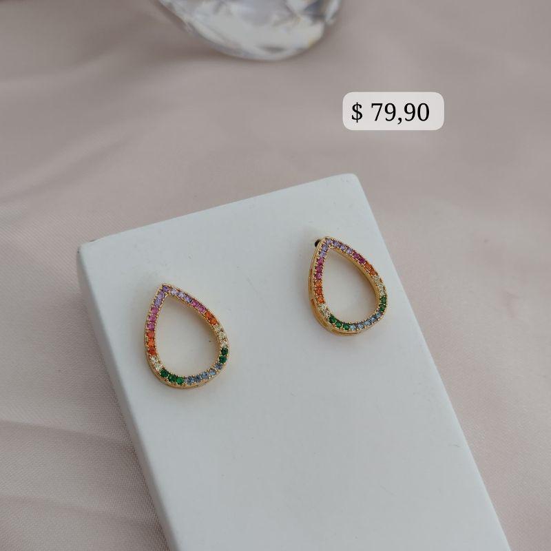 BRINCO EM FORMA DE GOTA VAZADA CRAVEJADA EM MICRO ZIRCONIA COLORIDAS