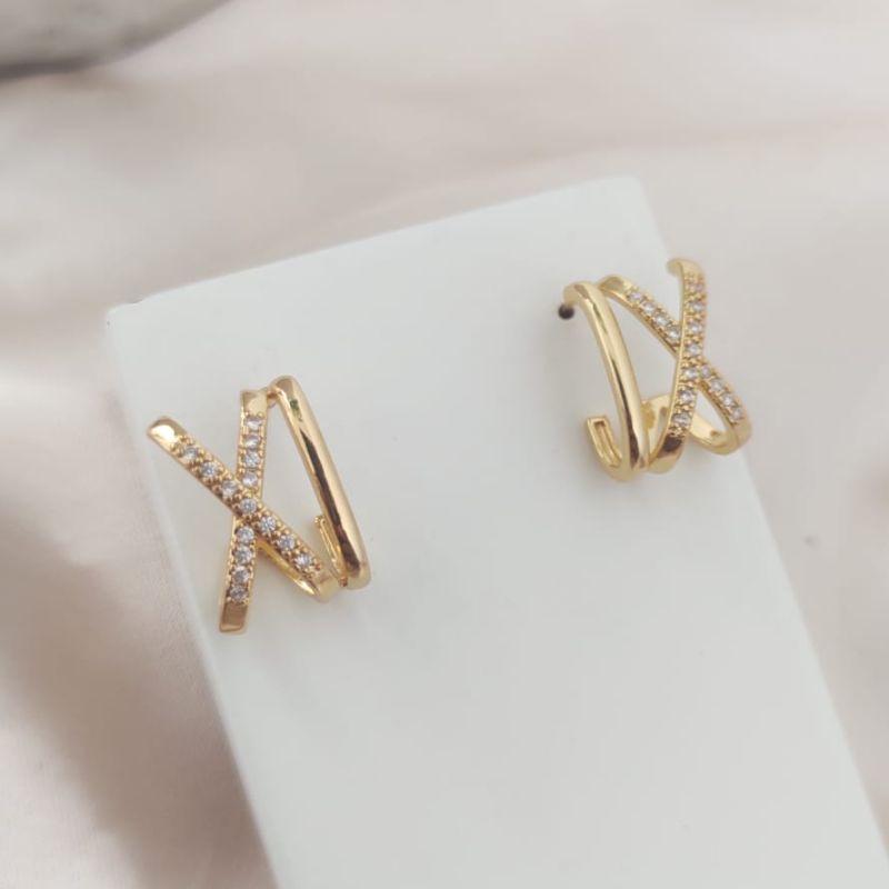 BRINCO EM X CRAVEJADO EM  MICRO ZIRCONIA E DETALHE LISO NA LATERAL