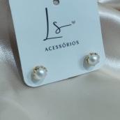 BRINCO ESFERA PEROLA 5MM COM DETALHES DOURADO AO REDOR