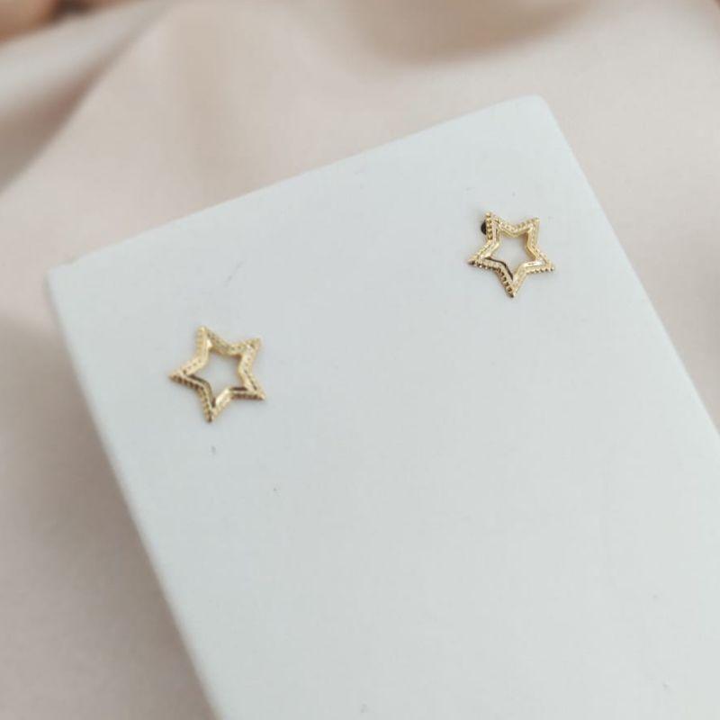 BRINCO ESTRELA VAZADA COM DETALHE FOSCO