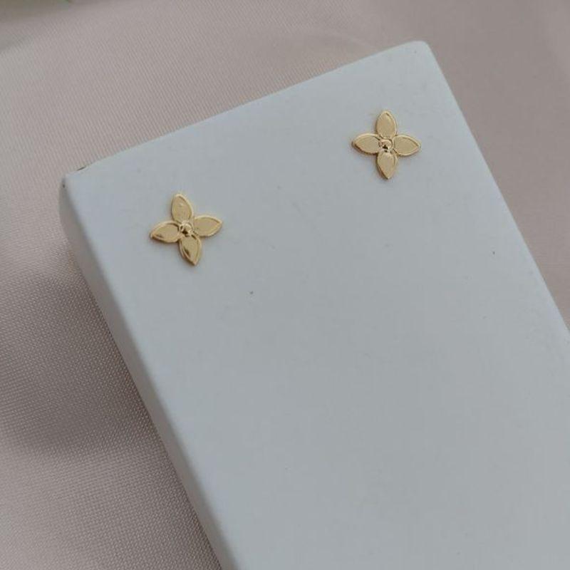 BRINCO FLOR CHAPINHA LISA DE 4 PETALAS