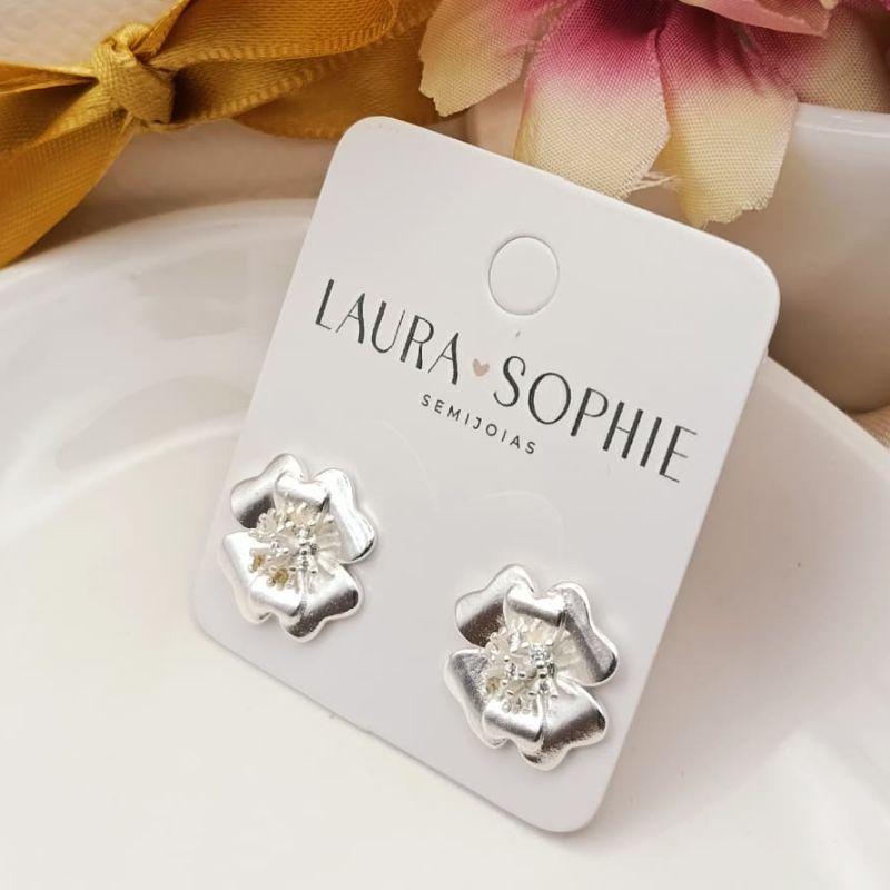 BRINCO FLOR COM PETALAS LISAS E CRAVEJADO EM MICRO ZIRCONIA