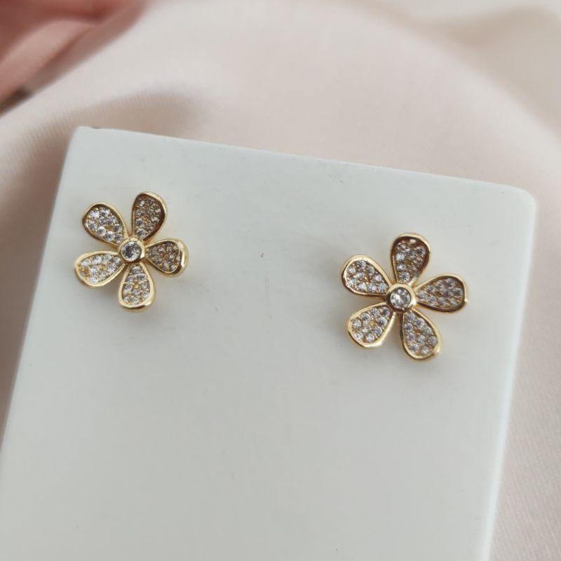 BRINCO FLOR CRAVEJADO EM MICRO ZIRCONIA