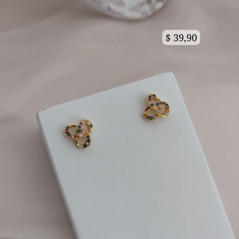 BRINCO FLOR DE 3 LADOS ARREDONDADOS CRAVEJADO EM MICRO ZIRCONIA COLORIDAS