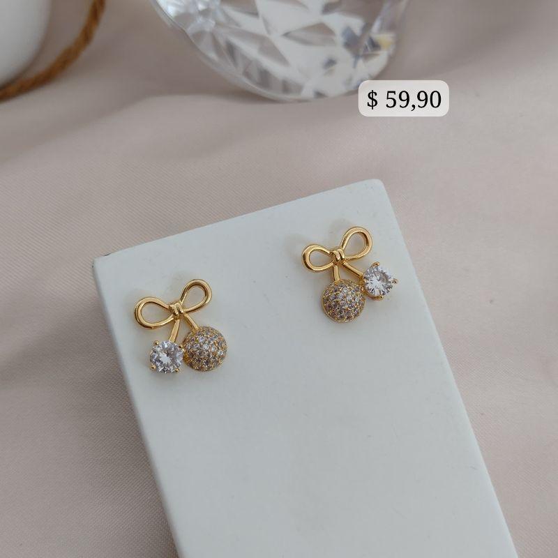 BRINCO LAÇO LISO COM CHACHO DE UM LADO CRAVEJADO EM MICRO ZIRCONIA E OUTRO COM PEDRA DE ZIRCONIA