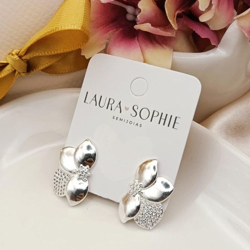 BRINCO MEIA FLOR LISA E CRAVEJADA EM MICRO ZIRCONIA