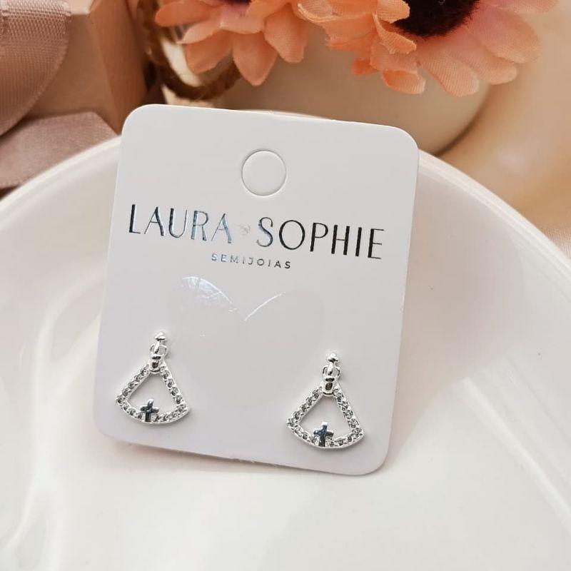 BRINCO NOSSA SENHORA VAZADO COM PEDRAS DE MICRO ZIRCONIA AO REDOR E CRUZ NA PARDE DE BAIXO
