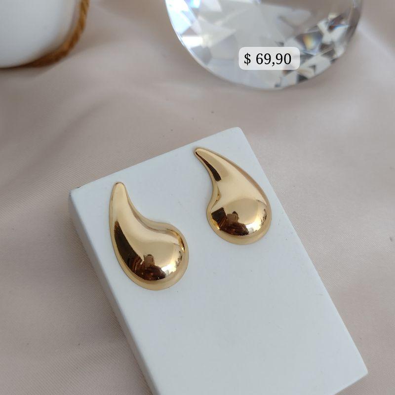 BRINCO ORGANICO EM FORMA DE GOTA BOLEADA COM PONTA CURVADA