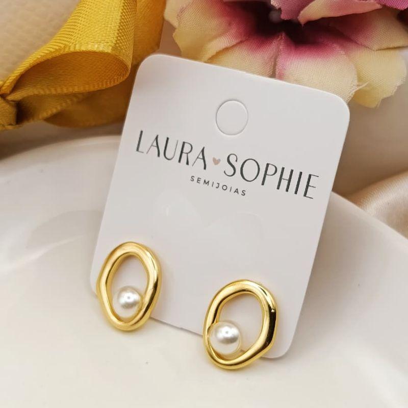 BRINCO ORGANICO VAZADO COM PEROLA NA PARTE DE BAIXO