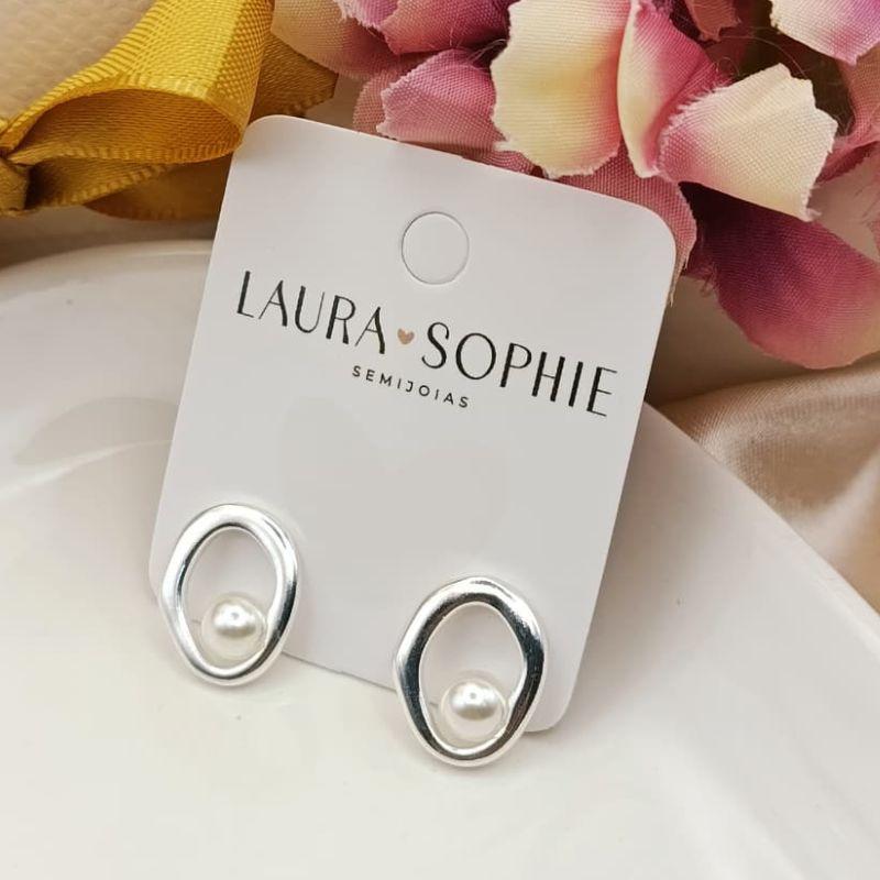 BRINCO ORGANICO VAZADO COM PEROLA NA PARTE DE BAIXO