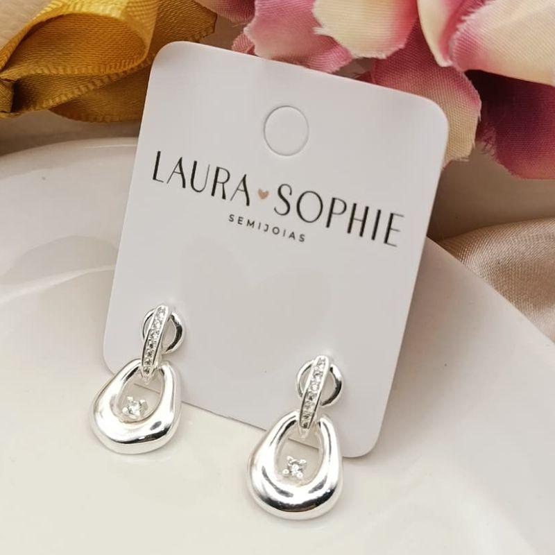 BRINCO ORGANICO VAZADO CREVEJADO EM MICRO ZIRCONIA COM PONTO DE LUZ