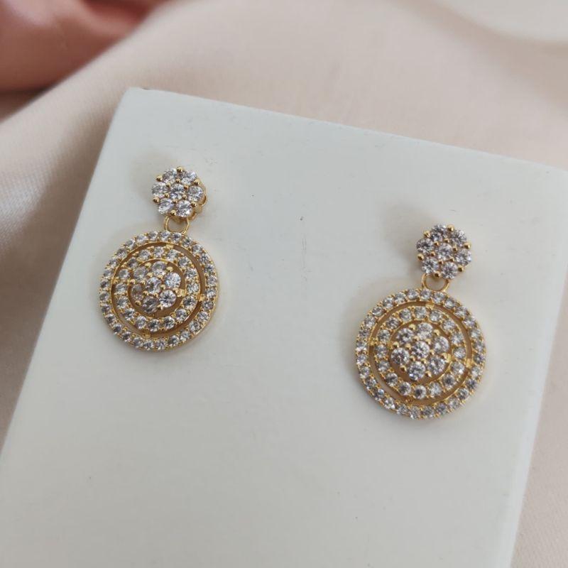 BRINCO PENDURADO REDONDO CRAVEJADO EM MICRO ZIRCONIA