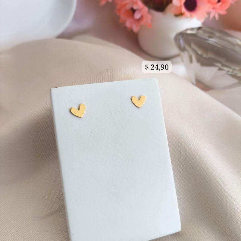 BRINCO PLACA DE CORAÇÃO TORTO