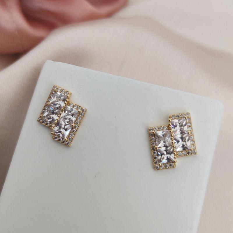 BRINCO QUADRADO PARTIDO CRAVEJADO EM MICRO ZIRCONIA E PEDRAS CENTRAL EM ZIRCONIA