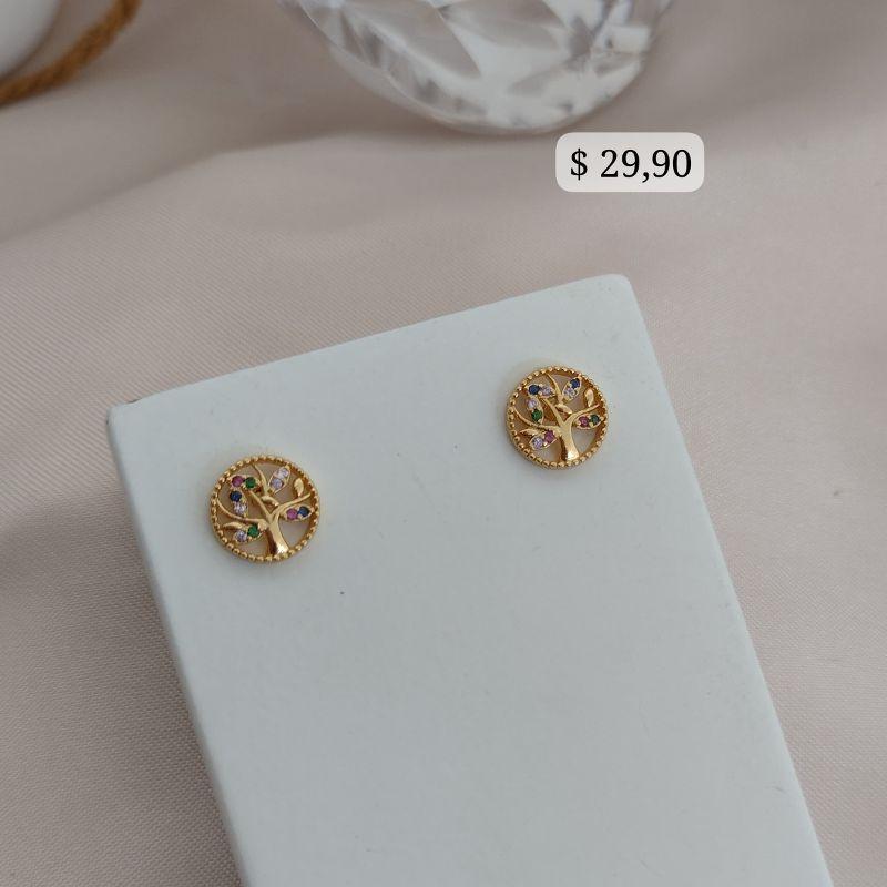 BRINCO REDONDO COM ARVORE DA VIDA NO MEIO CRAVEJADO EM MICRO ZIRCONIA COLORIDAS