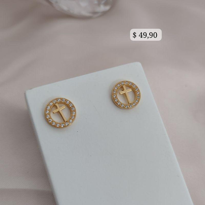 BRINCO REDONDO COM CRUZ NO MEIO E AO REDOR CRAVEJADO EM MICRO ZIRCONIA