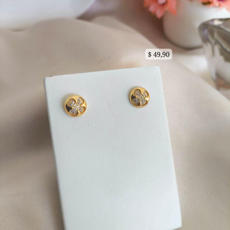 BRINCO REDONDO COM TREVO DE 4 FOLHAS NO MEIO CRAVEJADO EM MICRO ZIRCONIA