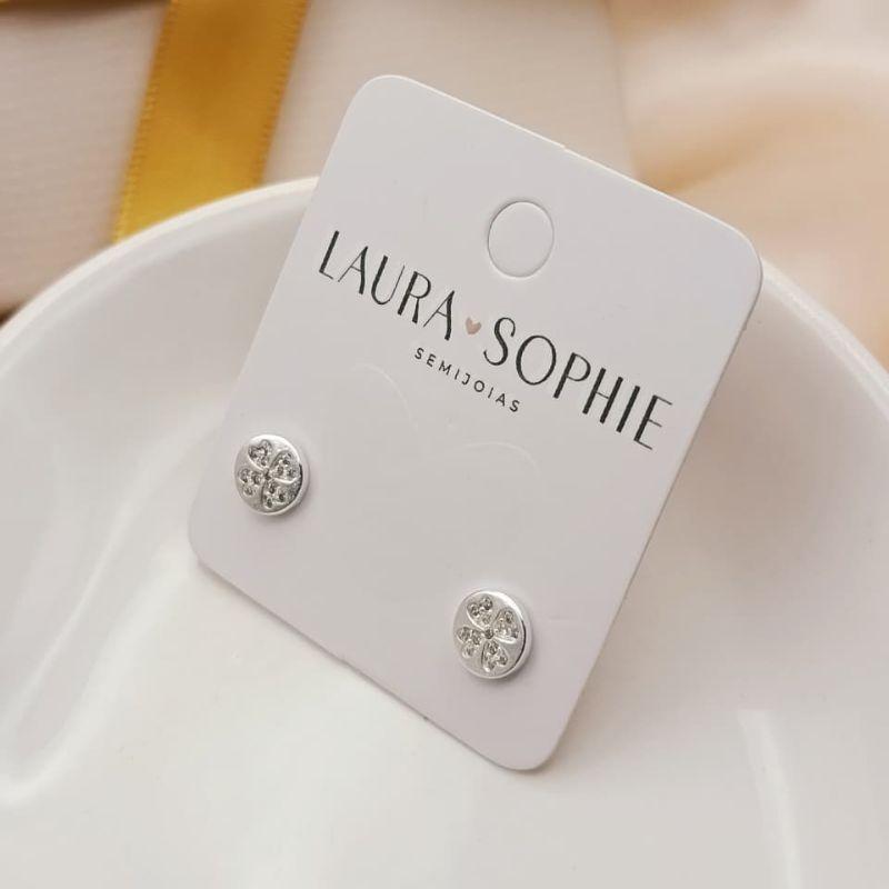 BRINCO REDONDO COM TREVO NO MEIO CRAVEJADO EM MICRO ZIRCONIAS