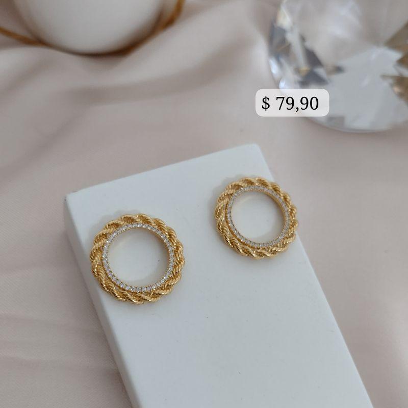 BRINCO REDONDO EM FORMA DE CORDÃO BAIANO CRAVEJADO EM MICRO ZIRCONIA NO MEIO