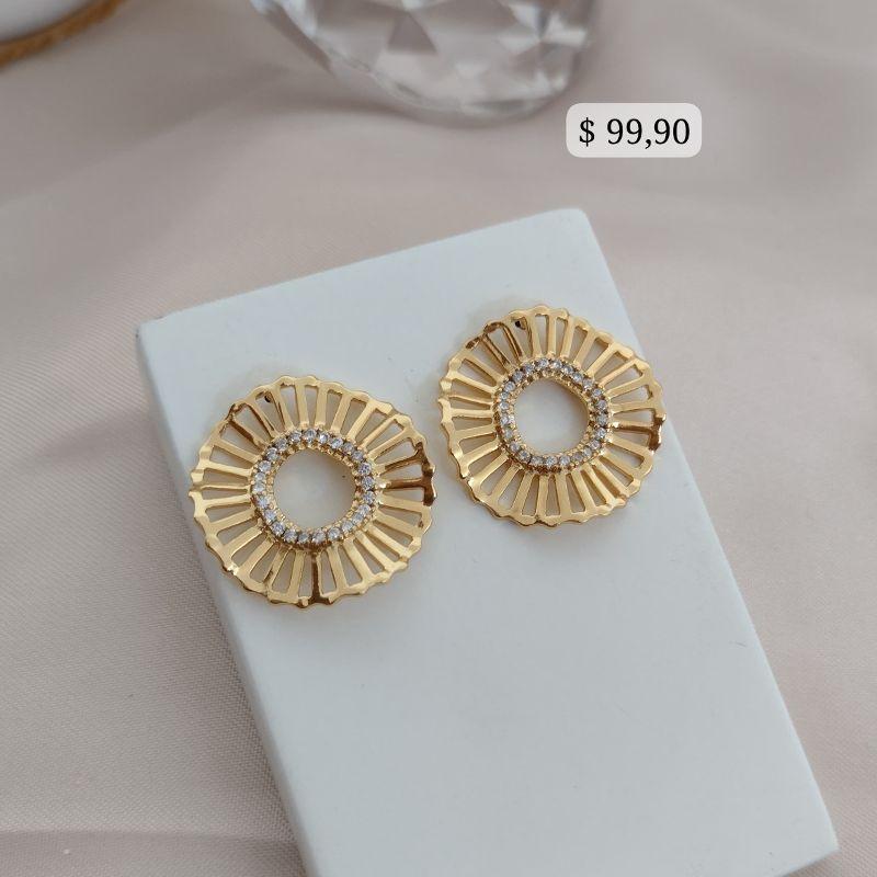 BRINCO REDONDO TODO ONDULADO E NO MEIO CRAVEJADO EM MICRO ZIRCONIA