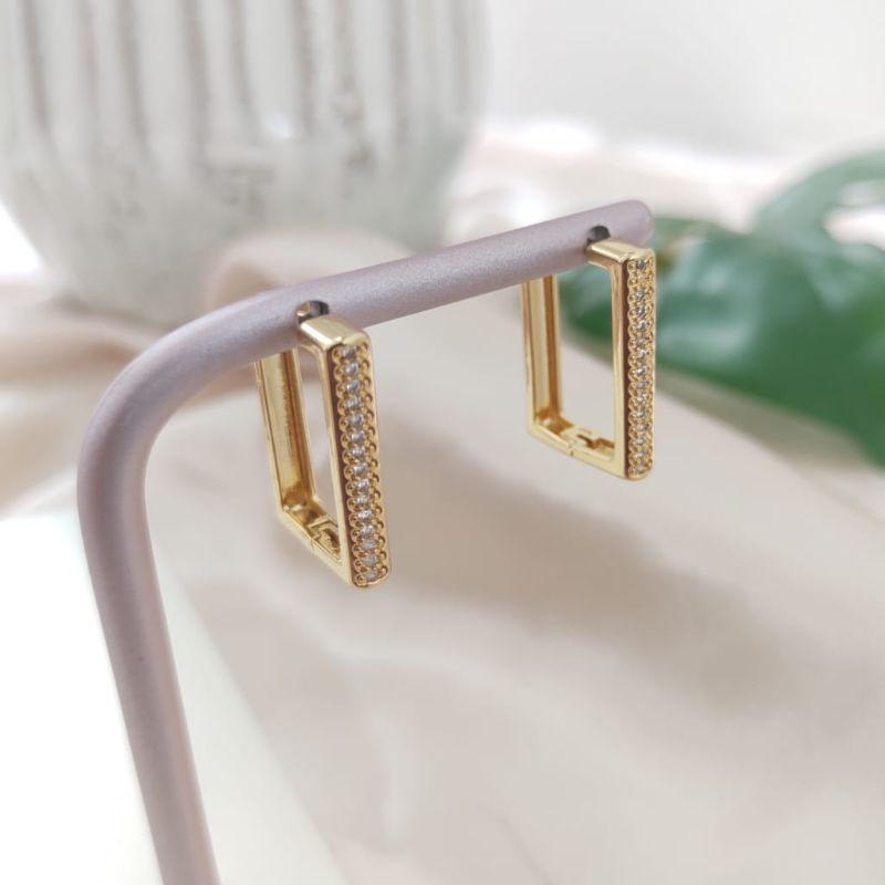 BRINCO RETANGULAR CRAVEJADA EM MICRO ZIRCONIA E BORDA DE MINI ESFERAS G