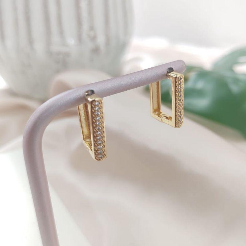 BRINCO RETANGULAR CRAVEJADA EM MICRO ZIRCONIA E BORDA DE MINI ESFERAS M