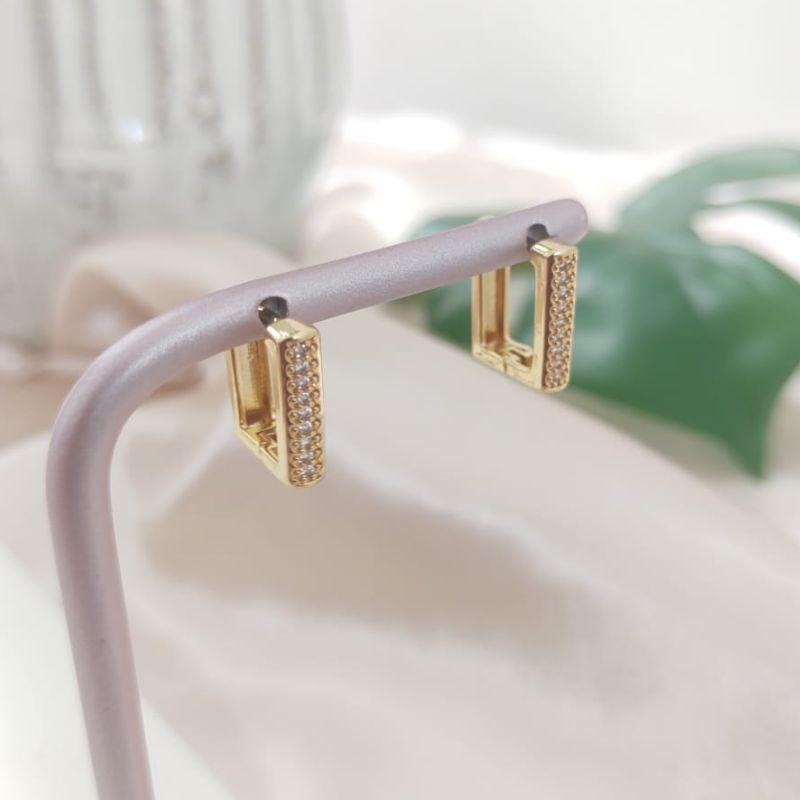 BRINCO RETANGULAR CRAVEJADA EM MICRO ZIRCONIA E BORDA DE MINI ESFERAS P