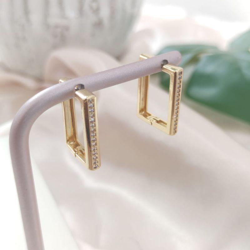 BRINCO RETANGULAR CRAVEJADA EM MICRO ZIRCONIA E BORDA LISA G