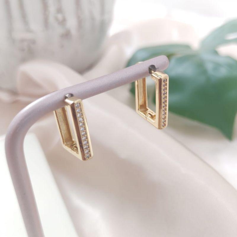 BRINCO RETANGULAR CRAVEJADA EM MICRO ZIRCONIA E BORDA LISA M