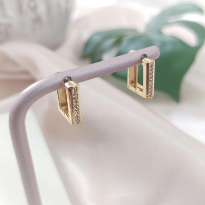 BRINCO RETANGULAR CRAVEJADA EM MICRO ZIRCONIA E BORDA LISA P