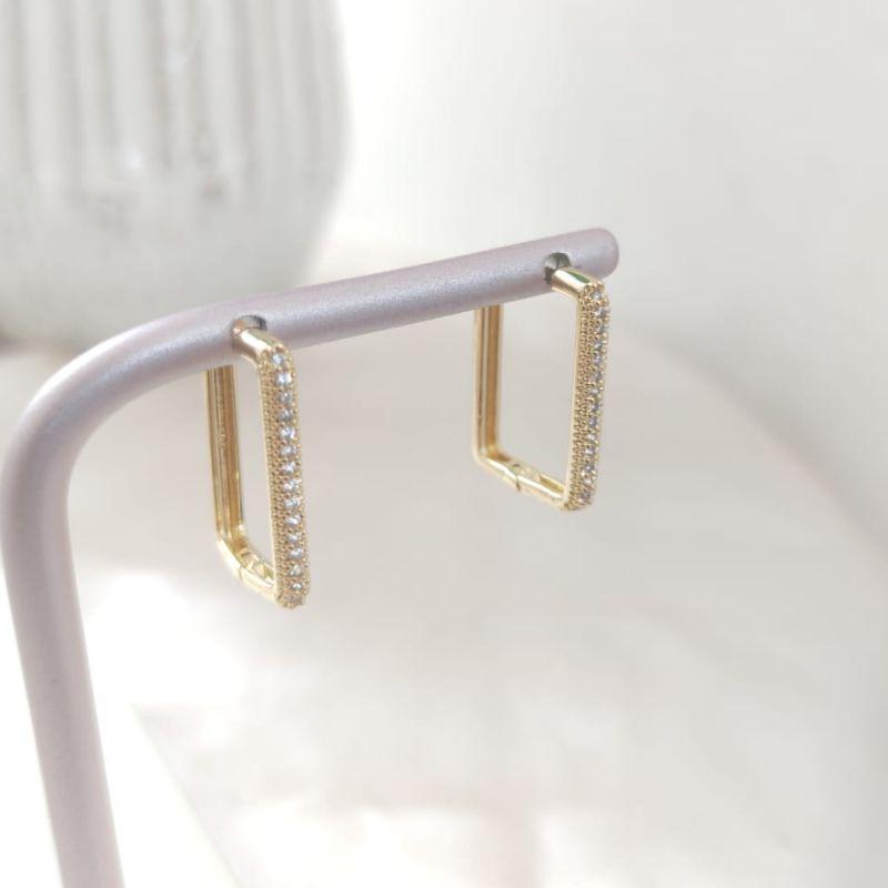 BRINCO RETANGULAR CRAVEJADO EM MICRO ZIRCONIA G