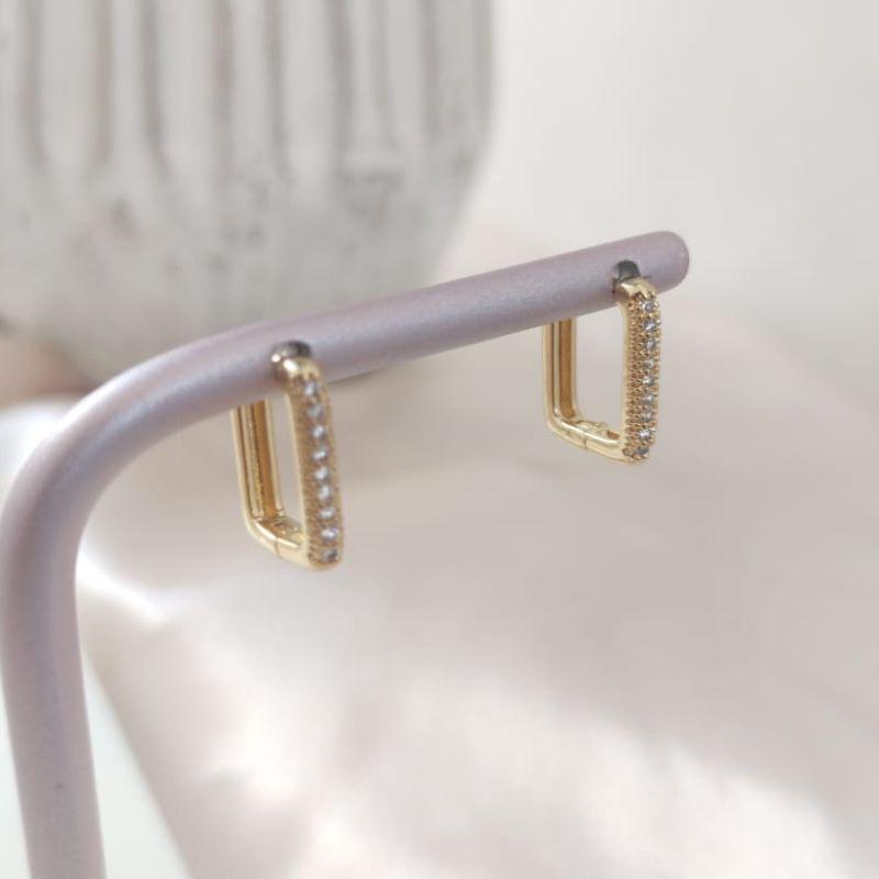 BRINCO RETANGULAR CRAVEJADO EM MICRO ZIRCONIA P