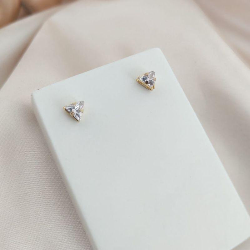 BRINCO SOLITARIO TRIANGULO GALERIA 6X6 ZIRCONIA CRISTAL