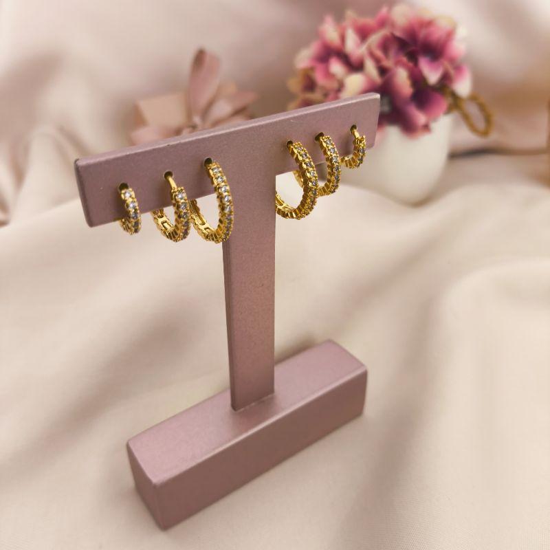 BRINCO TRIO DE ARGOLA COM 1 FILA DE ZIRCONIA DETALHADA NA LATERAL