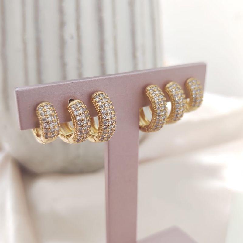 BRINCO TRIO DE ARGOLA FORMA REDONDA COM 3 FILAS DE ZIRCONIA